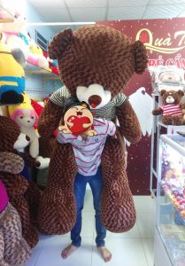 Gấu Bông Khổng Lồ 2m Giá Bao Nhiêu?